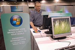 Microsofts udgave af et billede af Microsoft medarbejderen Don Lionetti, der prøver en tidlig version af Windows Vista