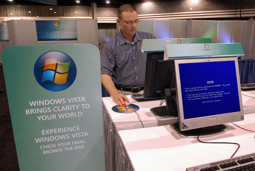 En ikke-Microsoft udgave af et billede af Microsoft medarbejderen Don Lionetti, der prøver en (endnu ?) tidlig(ere) version af Windows Vista